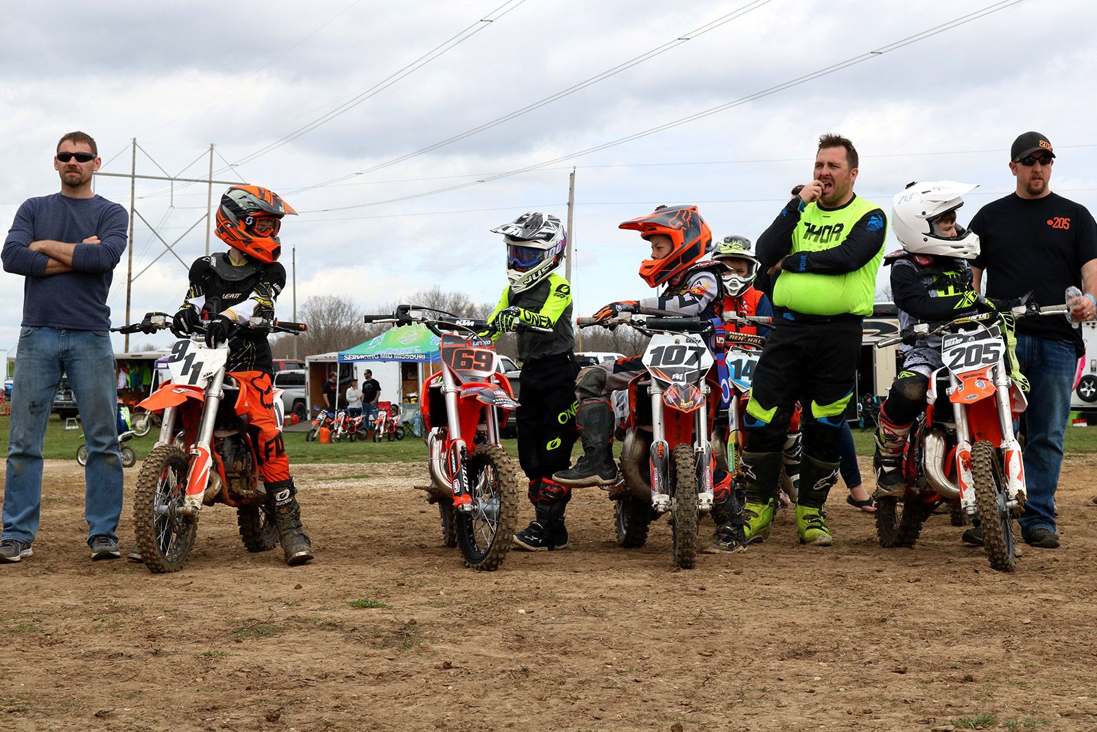 Peewee riders lined up with their parents